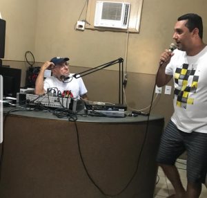 Biriba, na rádio de Farol, entrevistando o vereador Igor Pereira