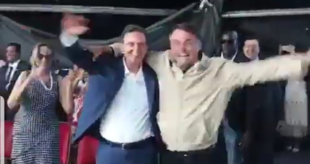 Crivella e Bolsonaro dançando
