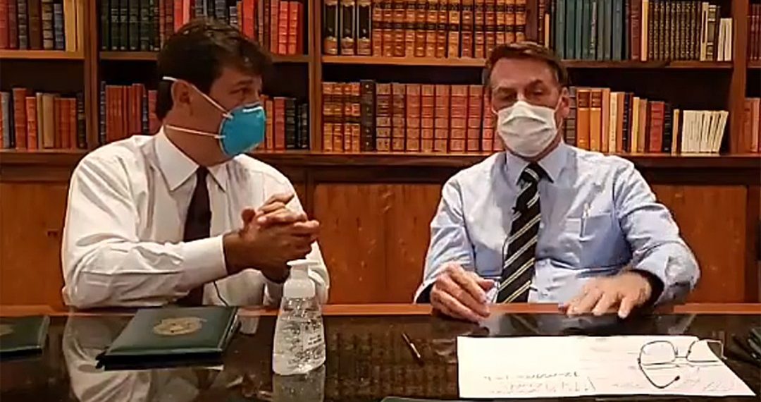 Jair Bolsonaro de máscara