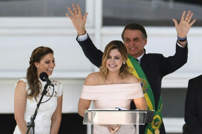 PF afirma que Jair Bolsonaro transferiu R$ 2 milhões a Michelle Bolsonaro antes de depor, omitindo a operação. Relatório aponta ação deliberada para apoiar Eduardo no exterior.