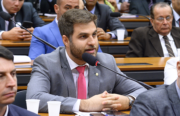 Política salarial do prefeito de Campos-RJ, Wladimir Garotinho