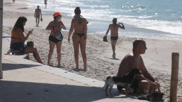 Banhistas em praias do RJ sem regras de proteção