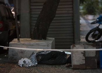 Ambulante morto por botijão de gás arremessado de apartamento estaria sentado em banco de concreto no momento do crime, dizem testemunhas Foto: Guito Moreto - O Globo