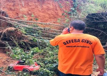 empestade com chuva de granizo causa estragos em distrito de Campos, no RJ — Foto: Defesa Civil