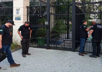 Agentes da Polícia Civil cumprem mandado de busca e apreensão no Estado de São Paulo (foto: Divulgação Polícia Civil SP)