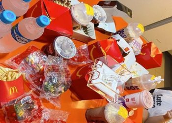 pequeno Luiz Antonio, 3, pediu pelo aplicativo de delivery 12 hambúrgueres, 10 milk shakes e 4 sorvetes (Foto: Reprodução/Instagram)