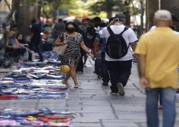 Pessoas caminham entre vendedores ambulantes vendendo suas mercadorias no centro do Rio de Janeiro, Brasil, 1º de setembro de 2020. REUTERS / Ricardo Moraes