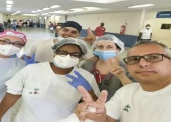 Médico Glauco Lopes e equipe de socorristas da UPA