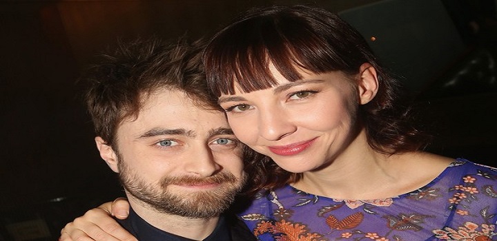 O ator Daniel Radcliffe com a namorada, a atriz