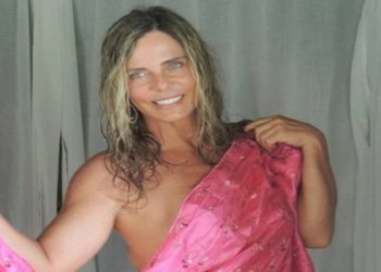 Bruna Lombardi posa com lenço cobrindo o corpo Foto: Reprodução
Newsletters