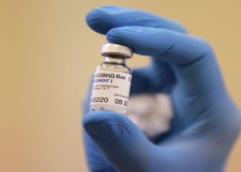 MINSK, BELARUS - DECEMBER 29, 2020: A medical worker holds a component of the Russian Gam-COVID-Vak (Sputnik V) vaccine against COVID-19 in a city hospital. The first batch of the Russian Sputnik V vaccine has arrived in Belarus; a mass vaccination campaign is starting in the country. Stringer/TASS.No use Russia.