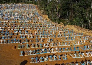 Área do cemitério Nossa Senhora Aparecida, em Manaus, onde são enterrados mortos por Covid-19 Foto: Michael Dantas/AFP/27-12-2020