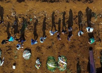 Cemitérios lotados e novas covas abertas marcaram 2ª onda da Covid-19 em Manaus, em janeiro de 2021. (Foto: Gustavo Basso/Yahoo Notícias)