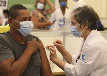 São Paulo - Vacinação contra covid-19 aos profissionais da saúde do Hospital das Clínicas, no Centro de Convenções Rebouças.