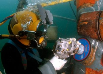 Os mergulhadores fazem reparos nas estruturas das plataformas de exploração de petróleo e gás (Foto: Divulgação)