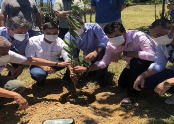 Plantio de mudas - Recuperação de Mananciais. Corredor ecológico integra Parque Atalaia a ReBio. Fazenda 3 Marias. Macaé/RJ.