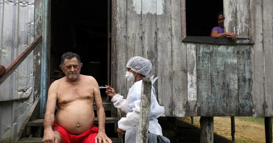 Ribeirinho às margens do rio Solimões, no Amazonas. Localidades de difícil acesso ainda têm cobertura vacinal reduzida Foto: BRUNO KELLY / Reuters