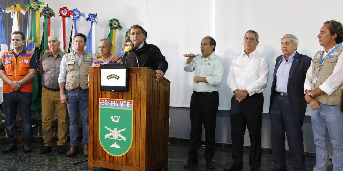 O presidente Jair Bolsonaro, concedeu uma entrevista coletiva acompanhado de ministros e autoridades estaduais e municipais, após  sobrevoou as áreas afetadas pelos temporais em Petrópolis