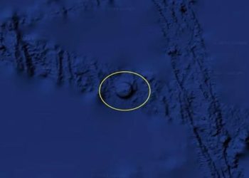 Uma estranha estrutura circular vista nas imagens do Google Earth está localizada perto das Linhas de Nazca, no Peru. Nesta imagem ampliada, é possível ver a elevação em destaque. Imagem: Google Earth