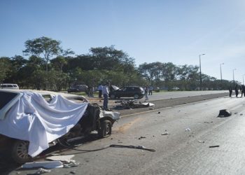 BRASÍLIA, DF, BRASIL,  26-06-2014, 08h30: Acidente envolvendo dois carros no Eixão Sul, em Brasília, deixou 4 feridos e uma vítima fatal.  (Foto: Marcelo Camargo/Agência Brasil)
