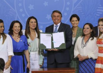 O presidente da República, Jair Bolsonaro, a primeira dama, Michelle Bolsonaro, e as  parlamentares da bancada feminina, participam da cerimônia de lançamento de novas ações do Programa Renda e Oportunidade