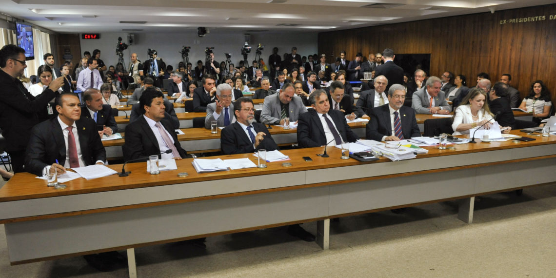 Sala de comissões do Senado Federal durante reunião da CPI Mista da Petrobras. 

Depoimento do atual diretor de Abastecimento da Petrobras, José Carlos Cosenza. Ele assumiu o cargo no lugar de Paulo Roberto Costa. Cosenza, segundo o requerimento apresentado pelo deputado Rubens Bueno (PPS-PR), poderia ter ligações com esquema que envolveria o ex-diretor e o doleiro Alberto Youssef. Os dois foram presos pela Polícia Federal na Operação Lava Jato. O depoimento estava previsto para acontecer na semana passada, mas o diretor da Petrobras apresentou um atestado médico para se declarar impossibilitado de comparecer. 

Foto: Marcos Oliveira/Agência Senado