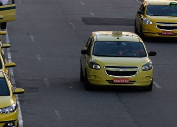 Rio de Janeiro - Circulação de táxis na região central do Rio. (Fernando Frazão/Agência Brasil)