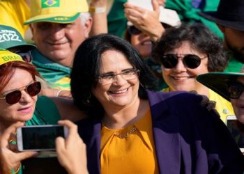 A pastora fundamentalista Damares Alves conquistou vaga no Senado com a ajuda da primeira-dama Michelle BolsonaroFoto: Eraldo Peres/AP/picture alliance
