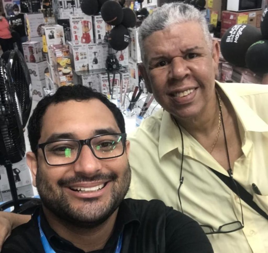Nelson Caio, radialista de Macaé, nas lojas Magalu