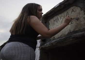 Stefany da Silva, neta de dona Maria Anunciação da Silva, que morreu soterrada em Vila Sahy, São Sebastião (SP) Maria Isabel Oliveira/Agência O Globo