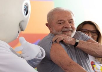 O presidente Luiz Inácio Lula da Silva e a ministra da Saúde, Nísia Trindade, lançam o Movimento Nacional pela Vacinação. Na ocasião o presidente foi vacinado pelo vice-presidente, Geraldo Alckmin