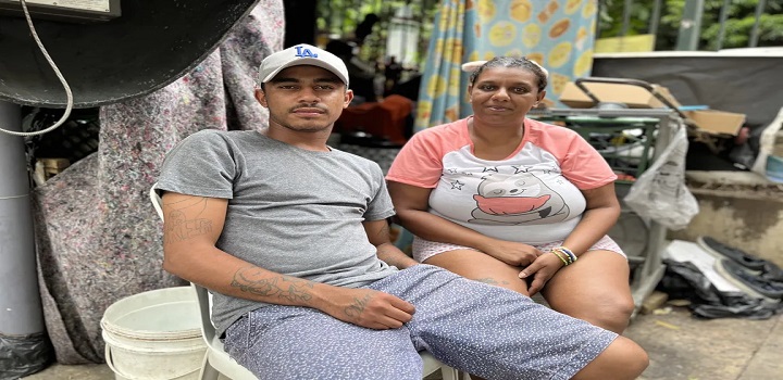 Os irmãos Mateus, 23, e Cris, 36, moram em uma barraca improvisada na região da Avenida Paulista. — Foto: André Catto/g1