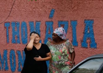São Paulo (SP), 27/03/2023 - Sílvia Palmieri, mãe da professora Patrícia, que não foi ferida, deixa a Escola Estadual Thomázia Montoro, em Vila Sônia, após aluno atacar colegas e professoras à faca. Foto: Fernando Frazão/Agência Brasil