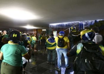 Manifestantes invadem Congresso, STF e Palácio do Planalto.