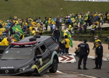 Manifestantes fazem ato contra governo no dia 8 de janeiro 2023