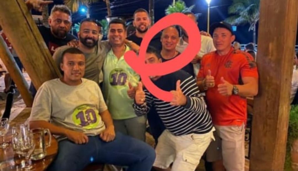 Júnior Gringo: apontado como miliciano aparece em foto festiva ao lado do prefeito de Carapebus (RJ), no Norte Fluminense
