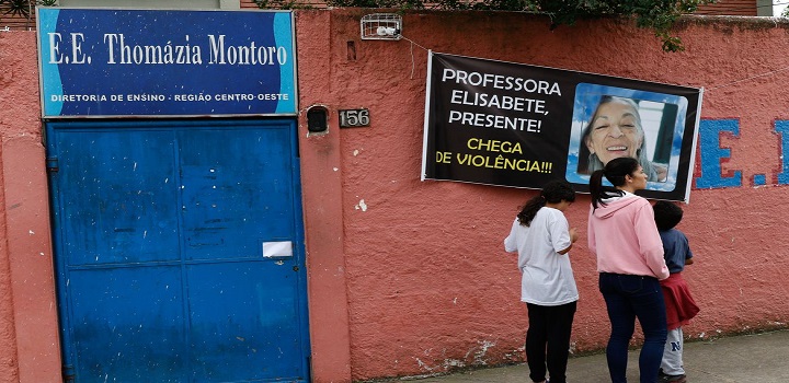 São Paulo (SP), 28/03/2023 - Alunos da escola estadual Thomazia Montoro e secundaristas do movimento estudantil prestam homenagens às vítimas do ataque, na porta da escola, em Vila Sônia. Foto: Fernando Frazão/Agência Brasil
