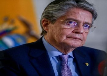 presidente do equador evita impeachment