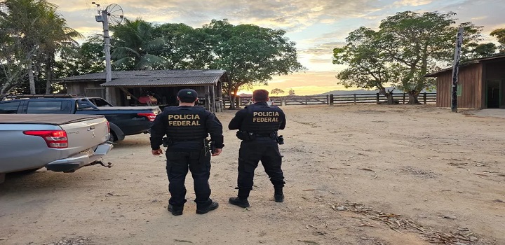 A Polícia Federal (PF) cumpre, nesta quinta-feira (3), três mandados de busca e apreensão, expedidos pela Justiça Federal, contra suspeitos de promover invasão de terras públicas e desmatamento na floresta amazônica