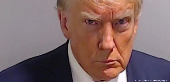 Foto feita para a ficha de Trump na prisão Fulton County em Atlanta, no estado da Geórgia (Foto: Fulton County Sheriff's Office/Getty Images/AFP)