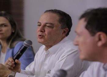 Brasília (DF) 29/09/2023 - A equipe médica que fez a cirurgia de quadril no presidente, Luiz Inácio Lula da Silva, composta pelos médicos Ana Helena Germoglio (e), Roberto Kalil (c), Giancarlo Polesello (d), faz o balanço da cirurgia durante entrevista coletiva.
Foto: Joédson Alves/Agência Brasil