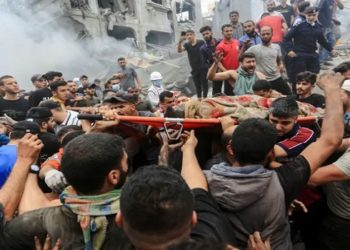 Pessoas carregam o corpo de palestino morto em ataque israelense no campo de refugiados de Jabalia, no norte da Faixa de Gaza

Crédito: 09/10/2023 REUTERS/Mahmoud Issa