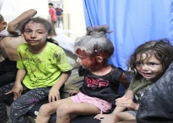 Crianças palestinas são atendidas em hospital de Gaza, que está sob bombardeio de Israel — Foto: Ali Mahmoud/AP