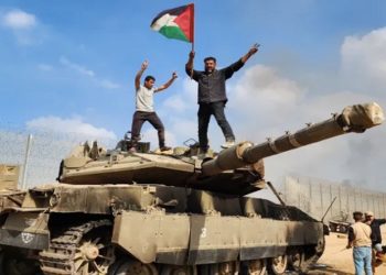 As Brigadas Izz ad-Din al-Qassam seguram uma bandeira palestina enquanto destroem um tanque das forças israelenses em Gaza

Crédito: Hani Alshaer/Anadolu Agency via Getty Images