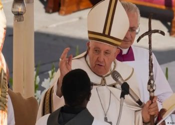 Papa Francisco presidiu uma missa solene na Praça de São Pedro para formalizar a abertura do sínodo (Foto: Andrew Medichini/AP Photo/picture alliance)
