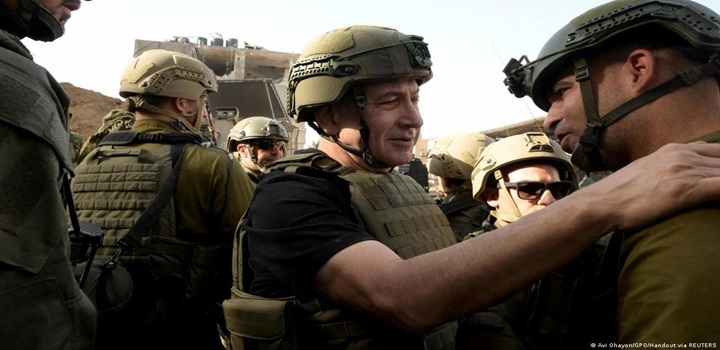 Netanyahu aproveitou o cessar-fogo para visitar soldados israelenses na Faixa de Gaza (Foto: Avi Ohayon/GPO/Handout via REUTERS)