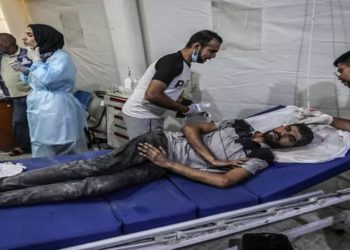 Homem palestino recebe atendimento médico no Hospital Al-Najjar, em Gaza, após ataque israelense.
(Foto: Reuters)