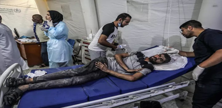 Homem palestino recebe atendimento médico no Hospital Al-Najjar, em Gaza, após ataque israelense.
(Foto: Reuters)