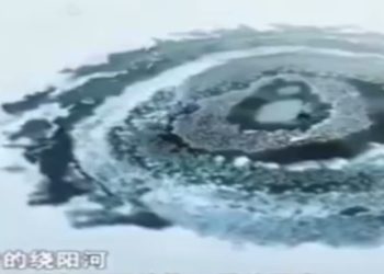 Um ‘buraco negro’ aparece em um rio congelado na China