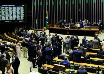 Deputados e senadores durante sessão do Congresso nesta quinta-feira (14) — Foto: Geraldo Magela/Agência Senado